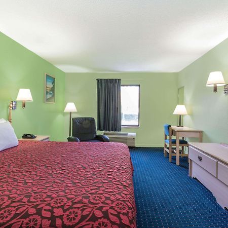 Days Inn By Wyndham Panama City/Callaway Exterior photo
