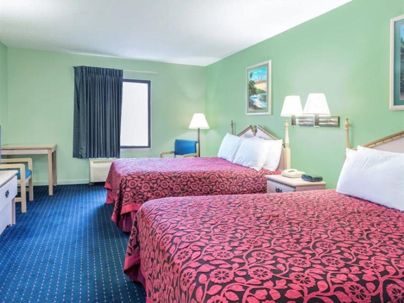 Days Inn By Wyndham Panama City/Callaway Exterior photo
