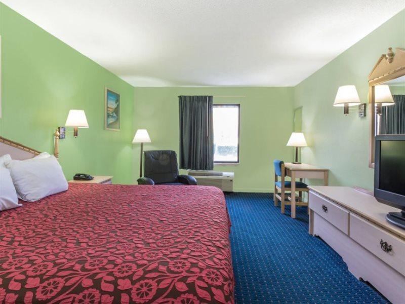 Days Inn By Wyndham Panama City/Callaway Exterior photo