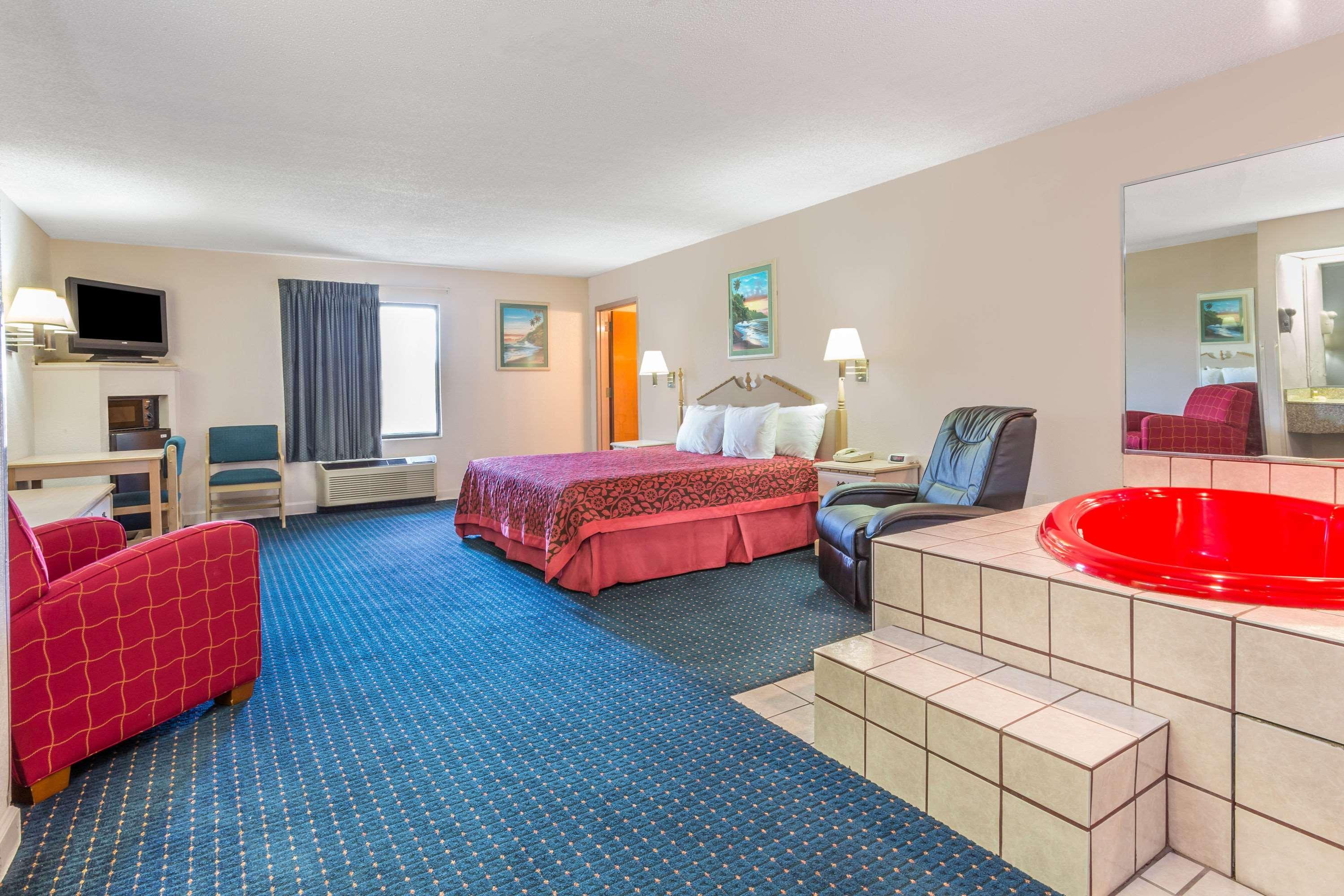 Days Inn By Wyndham Panama City/Callaway Exterior photo