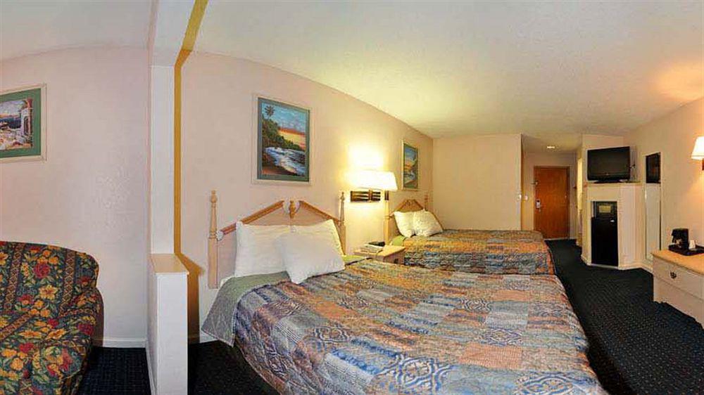 Days Inn By Wyndham Panama City/Callaway Exterior photo